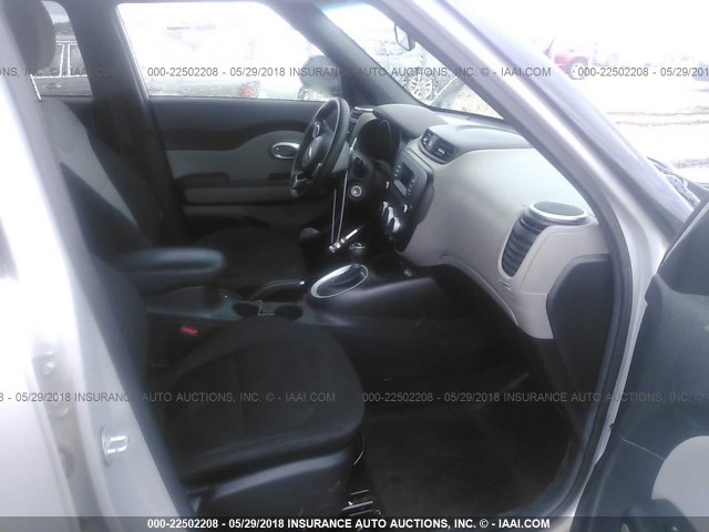 KNDJN2A25E7736108 - 2014 KIA SOUL SILVER photo 5