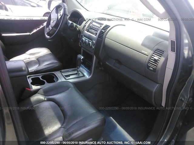 5N1AR18U06C644754 - 2006 NISSAN PATHFINDER LE/SE/XE GRAY photo 5