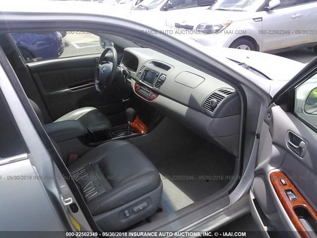 4T1BF30K16U111860 - 2006 TOYOTA CAMRY LE/XLE/SE Gümüş foto 5
