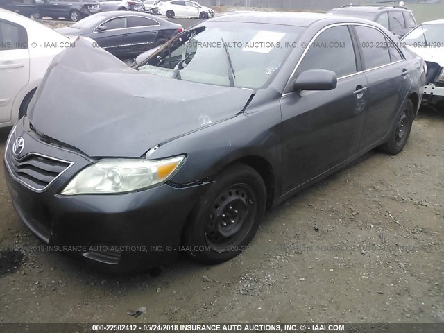 4T4BF3EK1BR165541 - 2011 TOYOTA CAMRY SE/LE/XLE ნაცრისფერი ფოტო 2