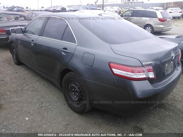 4T4BF3EK1BR165541 - 2011 TOYOTA CAMRY SE/LE/XLE ნაცრისფერი ფოტო 3