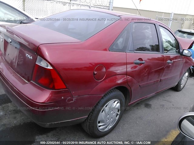 1FAFP34N15W112572 - 2005 FORD FOCUS ZX4 RED photo 4