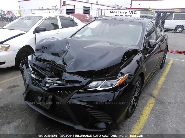 4T1B11HK8JU062107 - 2018 TOYOTA CAMRY L/LE/XLE/SE/XSE BLACK photo 2