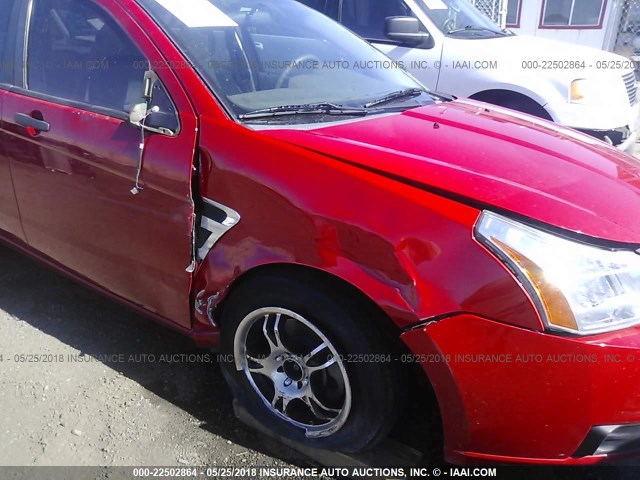 1FAHP35NX8W104112 - 2008 FORD FOCUS SE/SEL/SES RED photo 6