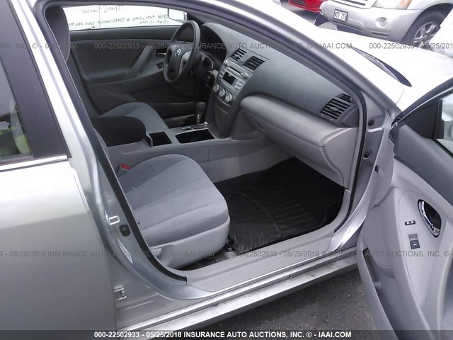 4T1BF3EK5BU219854 - 2011 TOYOTA CAMRY SE/LE/XLE SILVER photo 5