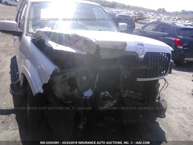 5LMFU28R54LJ07054 - 2004 LINCOLN NAVIGATOR SILVER photo 6