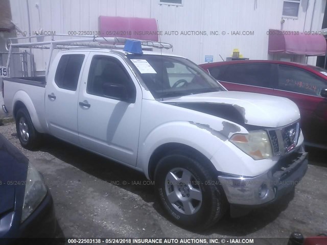 1N6AD09U87C417371 - 2007 NISSAN FRONTIER CREW CAB LE/SE/OFF ROAD WHITE photo 1