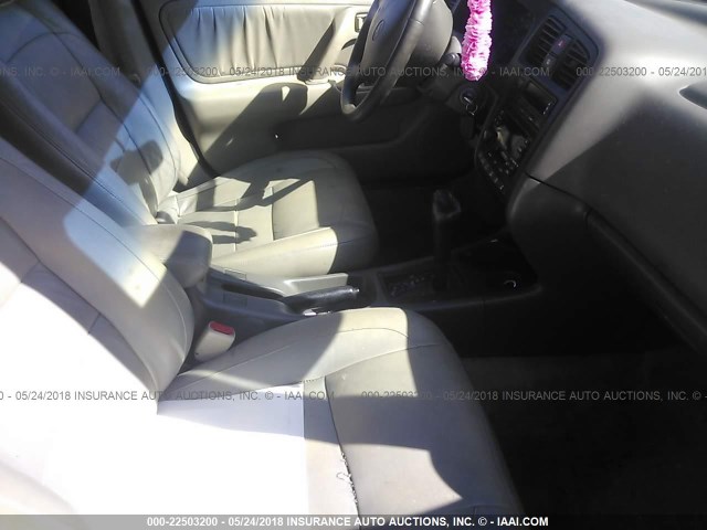 JNKCP11A4XT020961 - 1999 INFINITI G20 WHITE photo 5