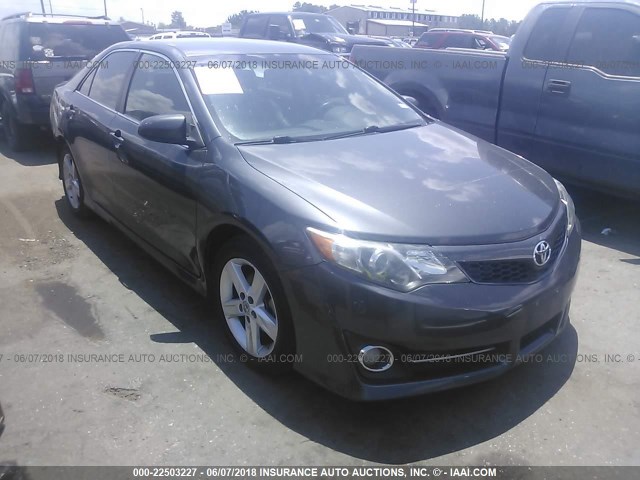 4T1BF1FK8CU105772 - 2012 TOYOTA CAMRY SE/LE/XLE ნაცრისფერი ფოტო 1