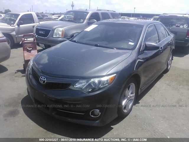 4T1BF1FK8CU105772 - 2012 TOYOTA CAMRY SE/LE/XLE ნაცრისფერი ფოტო 2