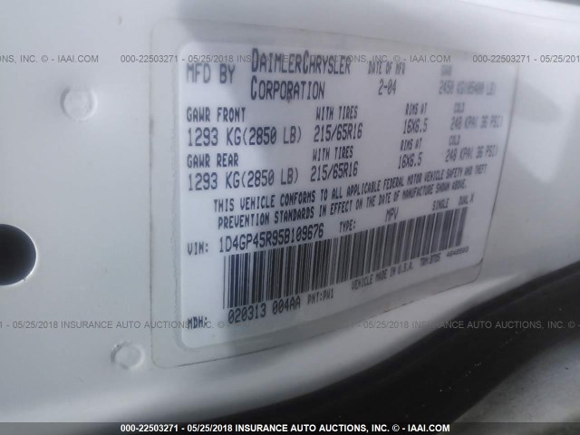 1D4GP45R95B109676 - 2005 DODGE CARAVAN SXT WHITE photo 9