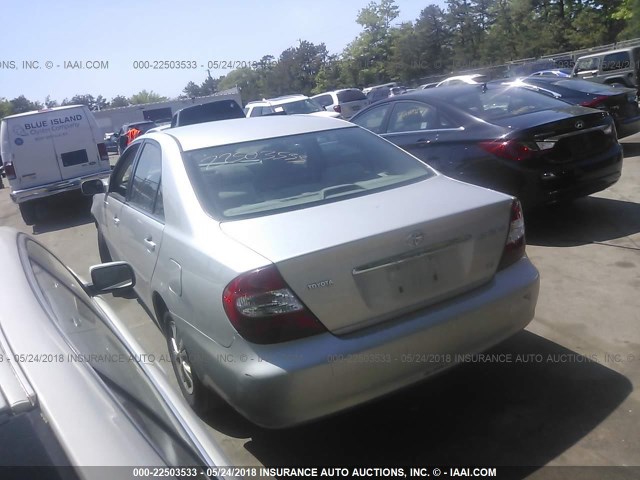 4T1BF32K64U569615 - 2004 TOYOTA CAMRY LE/XLE/SE ვერცხლისფერი ფოტო 3