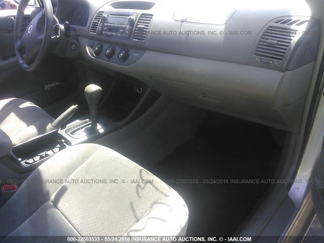 4T1BF32K64U569615 - 2004 TOYOTA CAMRY LE/XLE/SE ვერცხლისფერი ფოტო 5