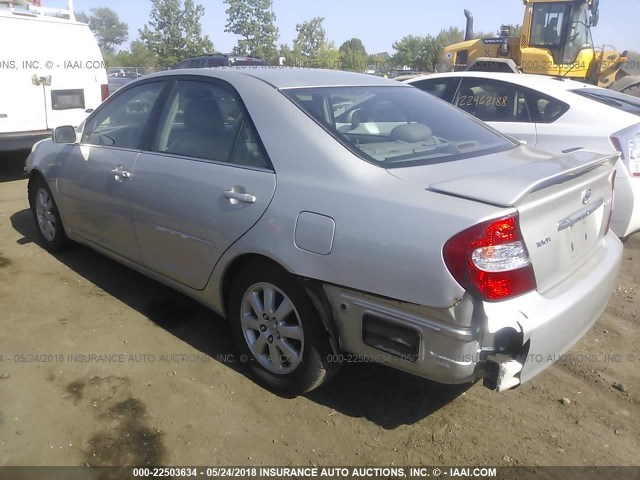 4T1BE30KX3U773743 - 2003 TOYOTA CAMRY LE/XLE/SE ვერცხლისფერი ფოტო 3
