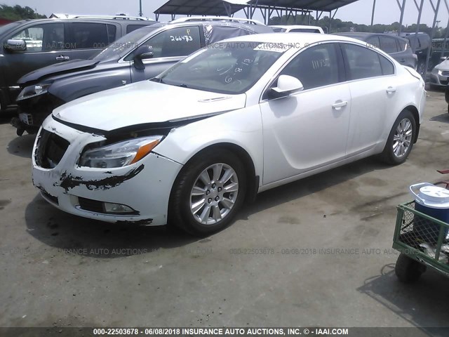 2G4GR5ER9C9215228 - 2012 BUICK REGAL WHITE photo 2