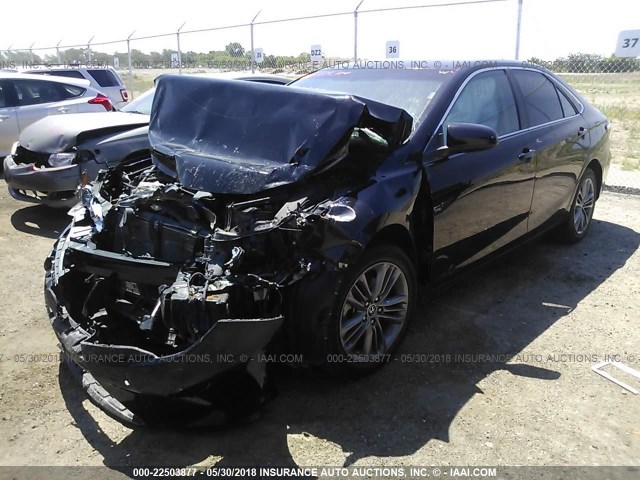 4T1BF1FK7FU001696 - 2015 TOYOTA CAMRY LE/XLE/SE/XSE BLACK photo 2