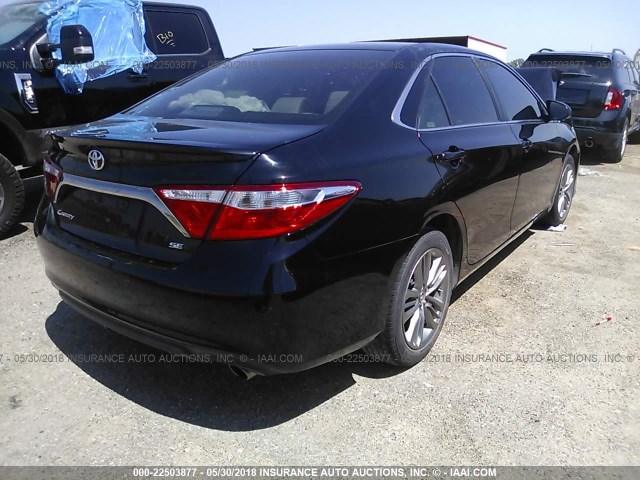 4T1BF1FK7FU001696 - 2015 TOYOTA CAMRY LE/XLE/SE/XSE BLACK photo 4