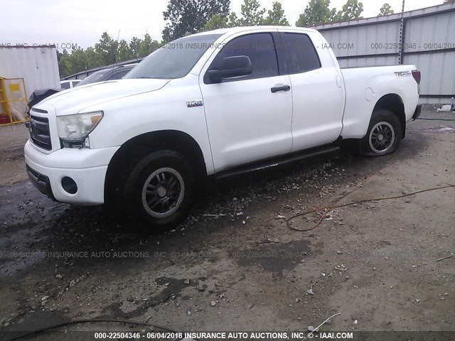 5TFUW5F19AX104380 - 2010 TOYOTA TUNDRA DOUBLE CAB SR5 WHITE photo 2