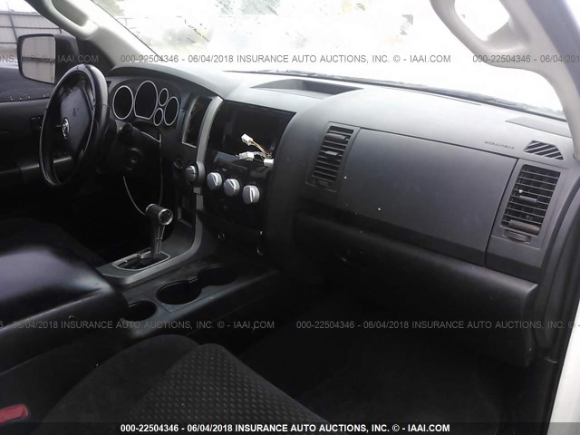 5TFUW5F19AX104380 - 2010 TOYOTA TUNDRA DOUBLE CAB SR5 WHITE photo 5