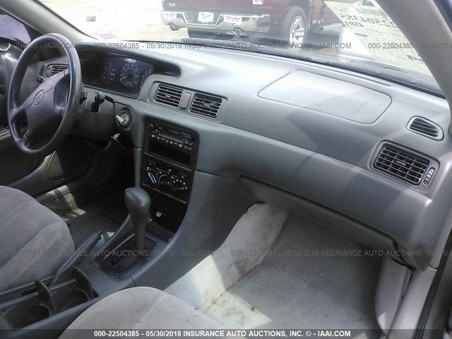 4T1BG22K6WU271267 - 1998 TOYOTA CAMRY CE/LE/XLE GRAY photo 5