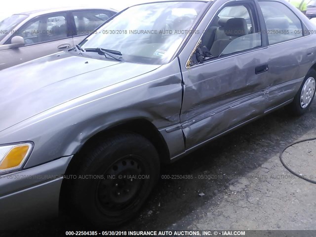 4T1BG22K6WU271267 - 1998 TOYOTA CAMRY CE/LE/XLE GRAY photo 6