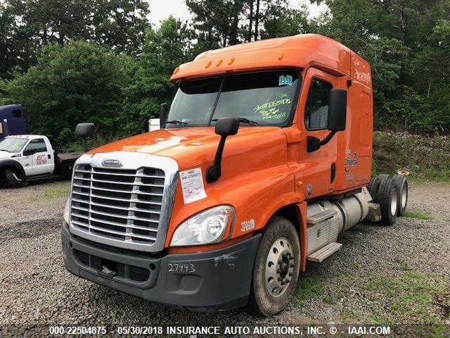1FUJGLDVXBLBD9049 - 2011 FREIGHTLINER CASCADIA 125  WHITE photo 2