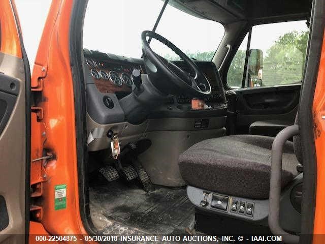 1FUJGLDVXBLBD9049 - 2011 FREIGHTLINER CASCADIA 125  WHITE photo 5