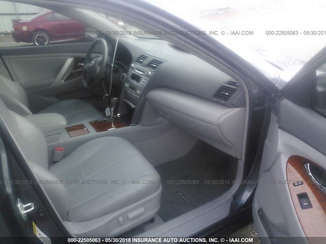 4T1BF3EK1BU230804 - 2011 TOYOTA CAMRY SE/LE/XLE 灰色 照片 5