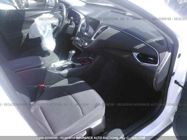 1G1ZD5ST6JF153120 - 2018 CHEVROLET MALIBU LT WHITE photo 5