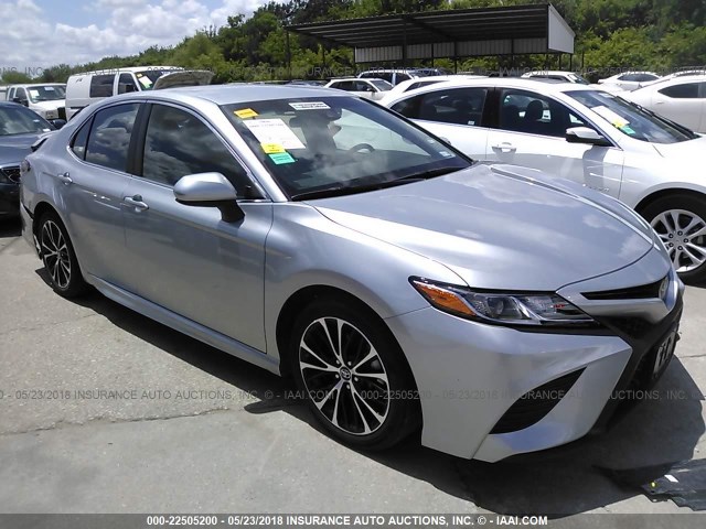 4T1B11HK3JU019424 - 2018 TOYOTA CAMRY L/LE/XLE/SE/XSE SILVER photo 1