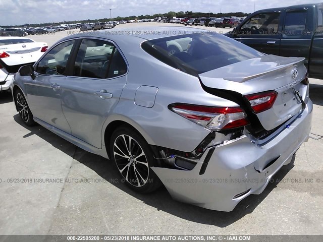 4T1B11HK3JU019424 - 2018 TOYOTA CAMRY L/LE/XLE/SE/XSE SILVER photo 3