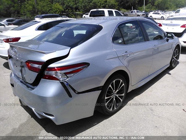 4T1B11HK3JU019424 - 2018 TOYOTA CAMRY L/LE/XLE/SE/XSE SILVER photo 4