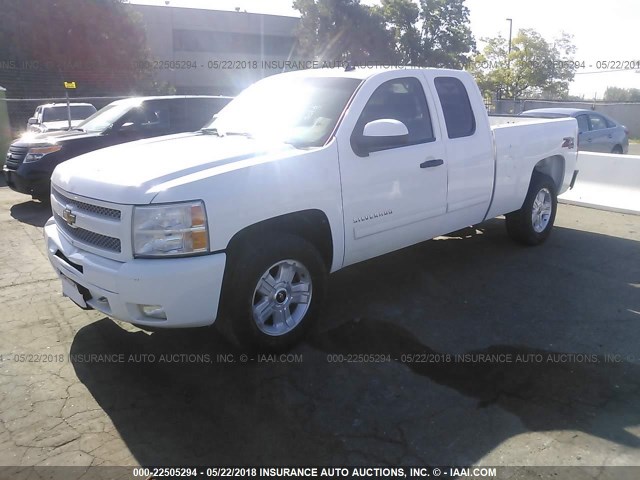 1GCSKSE36AZ185038 - 2010 CHEVROLET SILVERADO K1500 LT WHITE photo 2