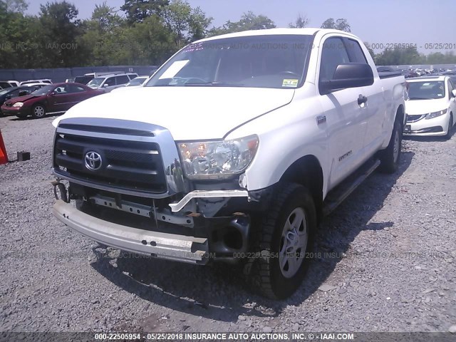 5TFUY5F16AX111295 - 2010 TOYOTA TUNDRA DOUBLE CAB SR5 WHITE photo 2