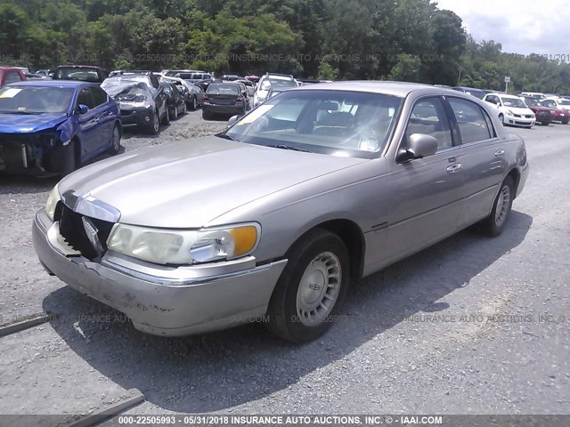 1LNHM81W3XY687104 - 1999 LINCOLN TOWN CAR EXECUTIVE Champagne photo 2