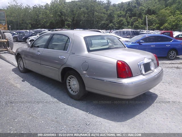 1LNHM81W3XY687104 - 1999 LINCOLN TOWN CAR EXECUTIVE Champagne photo 3