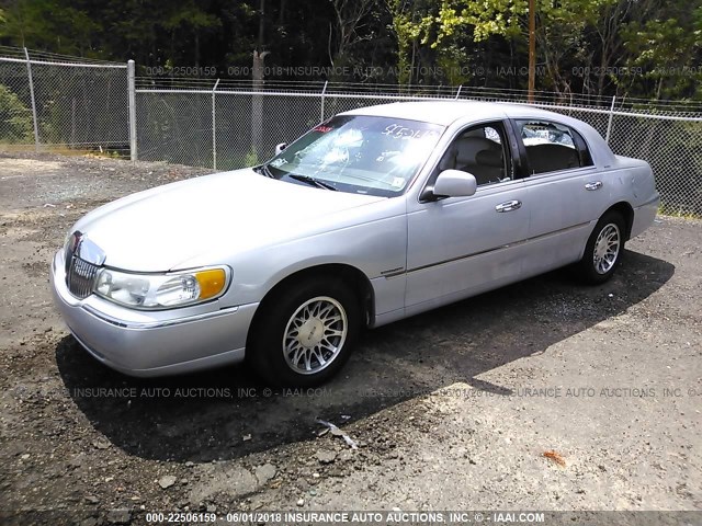 1LNFM81W9WY703313 - 1998 LINCOLN TOWN CAR EXECUTIVE GRAY photo 2