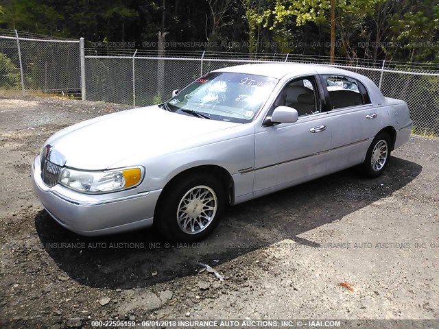 1LNFM81W9WY703313 - 1998 LINCOLN TOWN CAR EXECUTIVE GRAY photo 2