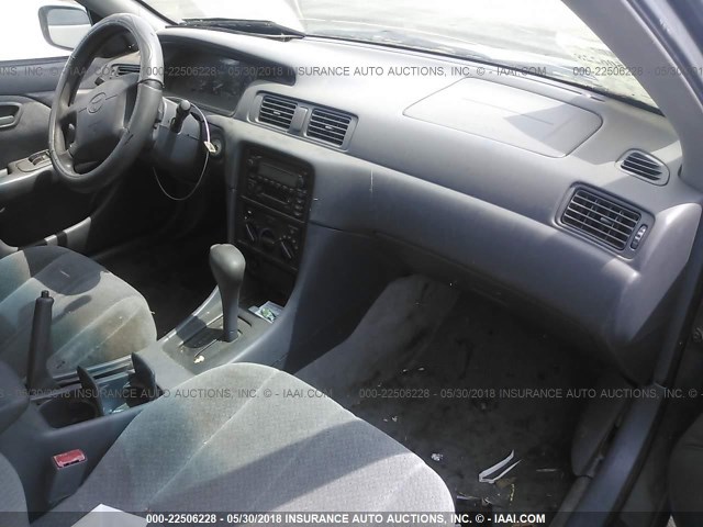 4T1BG22K01U843426 - 2001 TOYOTA CAMRY CE/LE/XLE ლურჯი ფოტო 5