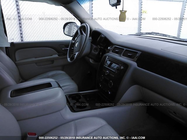 1GNUKJE32AR115840 - 2010 CHEVROLET SUBURBAN K1500 LT SILVER photo 5