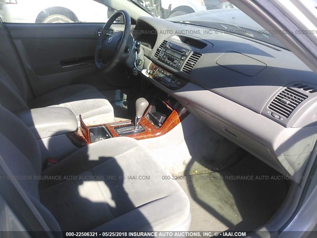 4T1BE32K15U599027 - 2005 TOYOTA CAMRY LE/XLE/SE 银色 照片 5