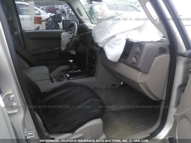 1J8HG48K28C241802 - 2008 JEEP COMMANDER SPORT ბეჟი ფოტო 5