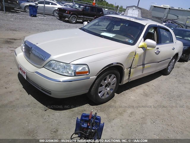 1LNHM83W63Y644335 - 2003 LINCOLN TOWN CAR CARTIER CREAM photo 2