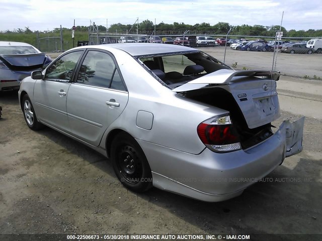 4T1BE32K25U091830 - 2005 TOYOTA CAMRY LE/XLE/SE SILVER photo 3