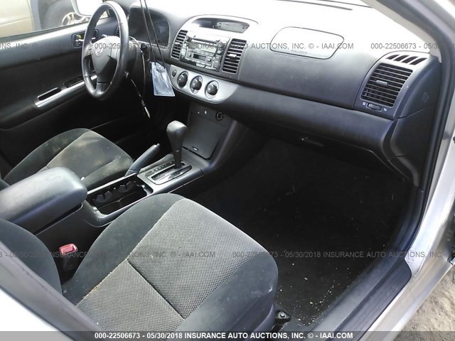 4T1BE32K25U091830 - 2005 TOYOTA CAMRY LE/XLE/SE 银色 照片 5