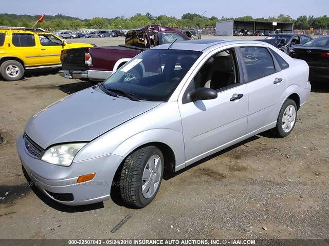 1FAHP34N87W358613 - 2007 FORD FOCUS ZX4/S/SE/SES SILVER photo 2