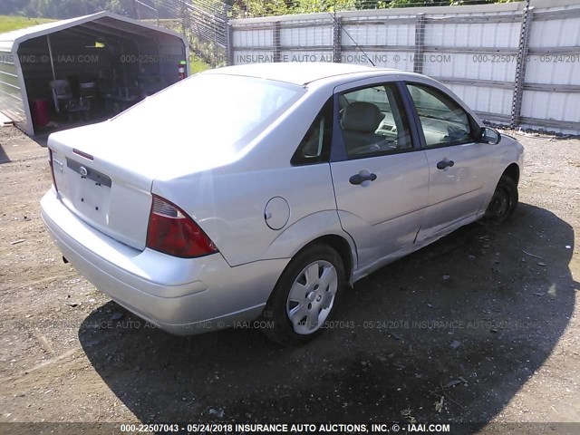 1FAHP34N87W358613 - 2007 FORD FOCUS ZX4/S/SE/SES SILVER photo 4