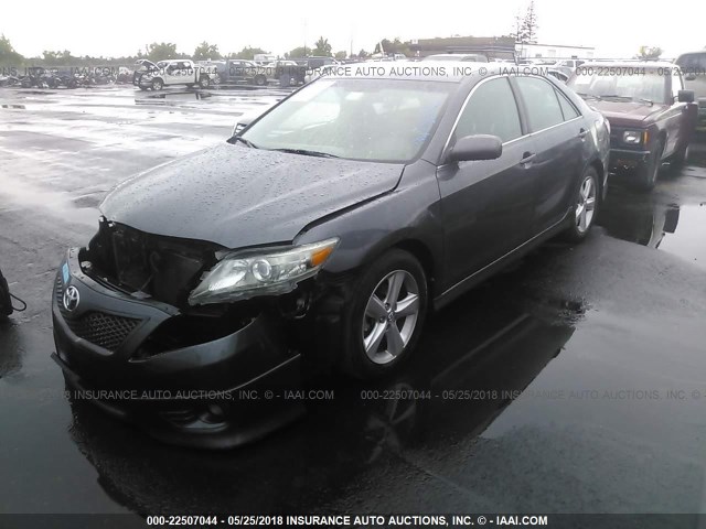 4T1BF3EK5BU624855 - 2011 TOYOTA CAMRY SE/LE/XLE 灰色 照片 2