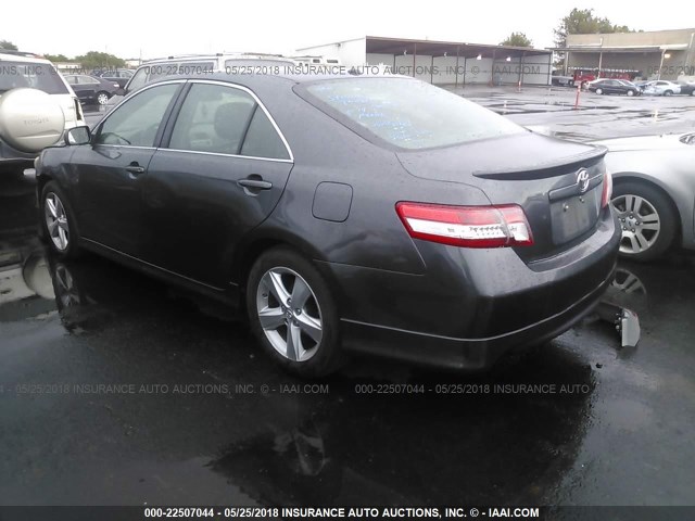 4T1BF3EK5BU624855 - 2011 TOYOTA CAMRY SE/LE/XLE 灰色 照片 3