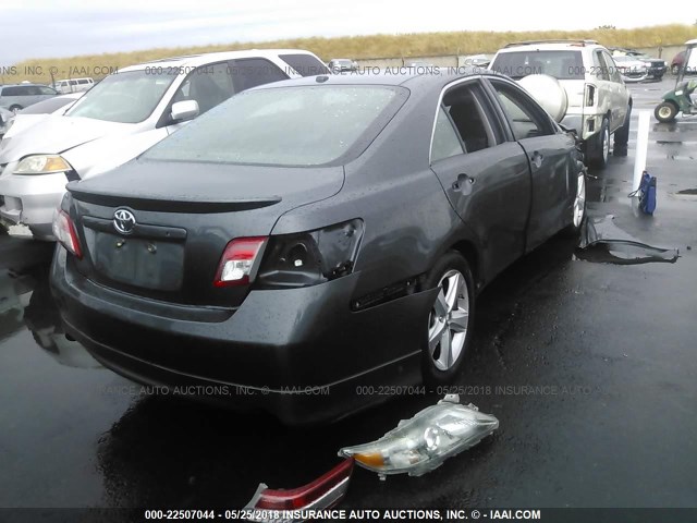 4T1BF3EK5BU624855 - 2011 TOYOTA CAMRY SE/LE/XLE 灰色 照片 4